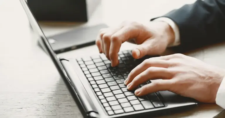 Από αύριο, Τρίτη 14 Απριλίου, η ΔΥΠΑ ενεργοποιεί ξανά το σύστημα πληρωμών και τις ψηφιακές πλατφόρμες για μια σειρά από επιδόματα, δώρα Πάσχα και προγράμματα απασχόλησης που είχαν «παγώσει» λόγω των τραπεζικών αργιών και των εορτών. Με την επιστροφή στην κανονικότητα μετά τη Δευτέρα του Πάσχα, χιλιάδες δικαιούχοι θα δουν τις πιστώσεις στους λογαριασμούς τους, ενώ παράλληλα ανοίγουν οι προθεσμίες για κρίσιμα vouchers κατάρτισης και προσλήψεις μέσω επιδοτούμενων δράσεων.