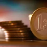 Συνολικά 49 εκατομμύρια ευρώ μπαίνουν στους τραπεζικούς λογαριασμούς 40.000 δικαιούχων από τη ΔΥΠΑ μέχρι αύριο, Παρασκευή 17 Απριλίου, καλύπτοντας μια ευρεία γκάμα επιδομάτων, παροχών μητρότητας και προγραμμάτων απασχόλησης. Αν περιμένετε το επίδομα ανεργίας, την επιδότηση για τη νέα σας επιχείρηση ή το βοήθημα μητρότητας, οι πληρωμές έχουν ήδη ξεκινήσει και αναμένεται να ολοκληρωθούν εντός των επόμενων ωρών, προσφέροντας μια σημαντική οικονομική ανάσα σε χιλιάδες νοικοκυριά.