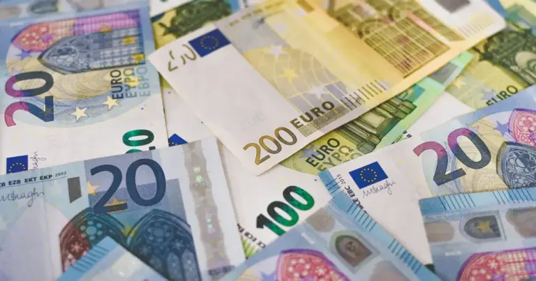 Μέχρι το τέλος της σημερινής ημέρας, συνολικά 49 εκατομμύρια ευρώ θα έχουν πιστωθεί στους τραπεζικούς λογαριασμούς 40.000 δικαιούχων, καθώς η ΔΥΠΑ ολοκληρώνει τον προγραμματισμένο κύκλο πληρωμών για επιδόματα, βοηθήματα και προγράμματα απασχόλησης. Αν περιμένετε το επίδομα ανεργίας, την ενίσχυση μητρότητας ή κάποια επιδότηση από ενεργό πρόγραμμα εργασίας, οι επόμενες ώρες είναι καθοριστικές, καθώς τα χρήματα εμφανίζονται σταδιακά στα ΑΤΜ ανάλογα με το τραπεζικό ίδρυμα που χρησιμοποιεί ο κάθε πολίτης.