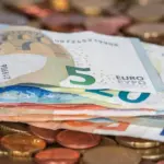 Αν περιμένετε να δείτε το πιστωτικό υπόλοιπο στον λογαριασμό σας να αυξάνεται μετά τις αργίες του Πάσχα, η αναμονή τελειώνει καθώς από αύριο, Τρίτη 14 Απριλίου, η ΔΥΠΑ ενεργοποιεί ξανά τις πληρωμές για τα επιδόματα ανεργίας, τις προπληρωμές και το Δώρο Πάσχα. Η συσσώρευση των εντολών πληρωμής κατά τη διάρκεια του τετραημέρου των τραπεζικών αργιών σημαίνει ότι οι πρώτες πιστώσεις θα αρχίσουν να εμφανίζονται σταδιακά από το απόγευμα της Τρίτης, ανάλογα με το τραπεζικό ίδρυμα που χρησιμοποιεί ο κάθε δικαιούχος.