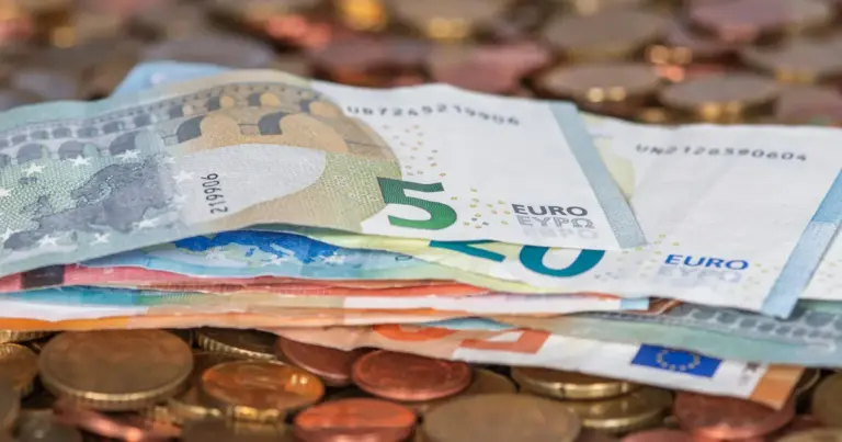 Αν περιμένετε να δείτε το πιστωτικό υπόλοιπο στον λογαριασμό σας να αυξάνεται μετά τις αργίες του Πάσχα, η αναμονή τελειώνει καθώς από αύριο, Τρίτη 14 Απριλίου, η ΔΥΠΑ ενεργοποιεί ξανά τις πληρωμές για τα επιδόματα ανεργίας, τις προπληρωμές και το Δώρο Πάσχα. Η συσσώρευση των εντολών πληρωμής κατά τη διάρκεια του τετραημέρου των τραπεζικών αργιών σημαίνει ότι οι πρώτες πιστώσεις θα αρχίσουν να εμφανίζονται σταδιακά από το απόγευμα της Τρίτης, ανάλογα με το τραπεζικό ίδρυμα που χρησιμοποιεί ο κάθε δικαιούχος.