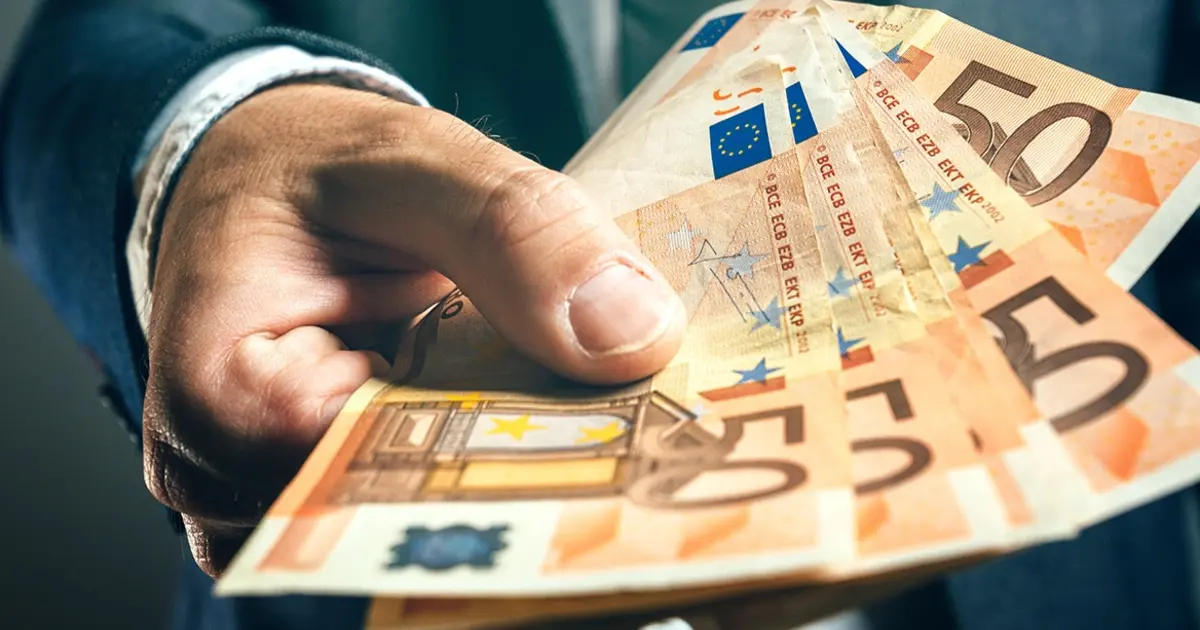 Καθώς βρισκόμαστε στην καρδιά της άνοιξης, η ροή των πληρωμών ακολουθεί το προγραμματισμένο χρονοδιάγραμμα, με την ηλεκτρονική επεξεργασία των στοιχείων να ολοκληρώνεται σταδιακά από νωρίς το πρωί έως το απόγευμα, ανάλογα με την τράπεζα που χρησιμοποιεί ο κάθε πολίτης.