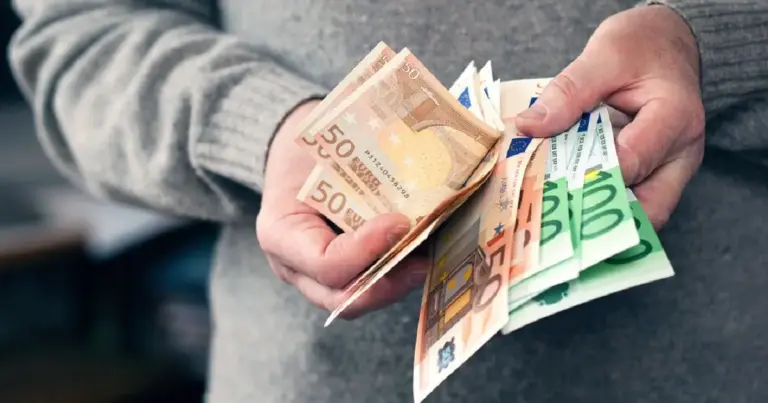 Αν περιμένετε το επίδομα ανεργίας, το βοήθημα για τους μακροχρόνια ανέργους ή κάποια από τις ειδικές παροχές μητρότητας, η σημερινή ημέρα είναι καθοριστική, καθώς οι πληρωμές γίνονται σταδιακά και ολοκληρώνονται έως το τέλος της εργάσιμης ημέρας.