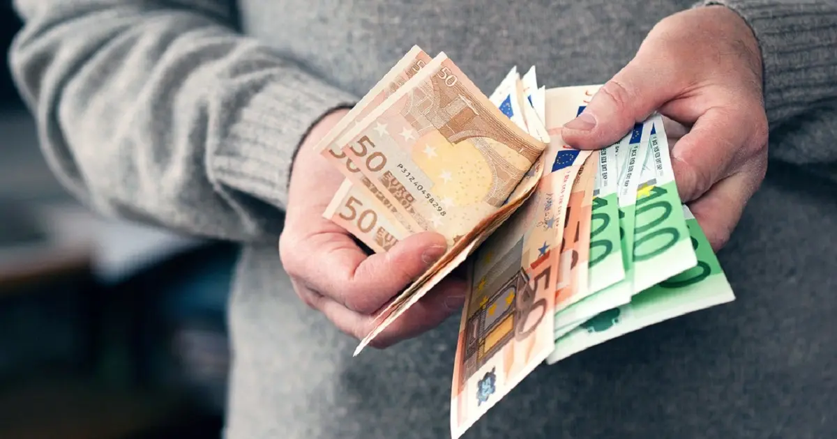 Αν περιμένετε το επίδομα ανεργίας, το βοήθημα για τους μακροχρόνια ανέργους ή κάποια από τις ειδικές παροχές μητρότητας, η σημερινή ημέρα είναι καθοριστική, καθώς οι πληρωμές γίνονται σταδιακά και ολοκληρώνονται έως το τέλος της εργάσιμης ημέρας.