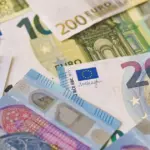 Σήμερα, Παρασκευή 17 Απριλίου, ολοκληρώνεται ο κύκλος των πληρωμών από τη ΔΥΠΑ για μια σειρά από επιδόματα και παροχές που αφορούν χιλιάδες δικαιούχους. Αν περιμένετε το επίδομα ανεργίας, τις παροχές μητρότητας ή κάποιο από τα έκτακτα βοηθήματα, οι πιστώσεις στους τραπεζικούς λογαριασμούς κορυφώνονται εντός της ημέρας, καθώς ο οργανισμός τηρεί το προγραμματισμένο χρονοδιάγραμμα για την εβδομάδα που διανύουμε.