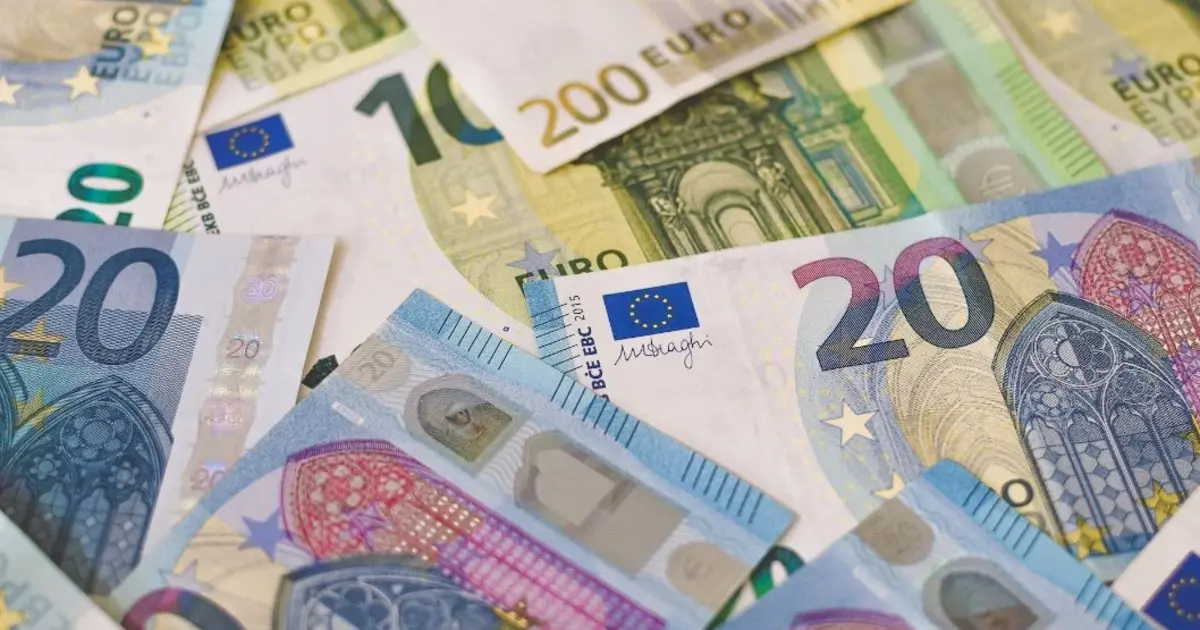 Σήμερα, Παρασκευή 17 Απριλίου, ολοκληρώνεται ο κύκλος των πληρωμών από τη ΔΥΠΑ για μια σειρά από επιδόματα και παροχές που αφορούν χιλιάδες δικαιούχους. Αν περιμένετε το επίδομα ανεργίας, τις παροχές μητρότητας ή κάποιο από τα έκτακτα βοηθήματα, οι πιστώσεις στους τραπεζικούς λογαριασμούς κορυφώνονται εντός της ημέρας, καθώς ο οργανισμός τηρεί το προγραμματισμένο χρονοδιάγραμμα για την εβδομάδα που διανύουμε.