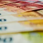 ΕΠΙΔΟΣήμερα είναι η μέρα που χιλιάδες δικαιούχοι της ΔΥΠΑ (πρώην ΟΑΕΔ) περίμεναν, καθώς ολοκληρώνεται ο κύκλος των προγραμματισμένων καταβολών πριν μπούμε στην τελική ευθεία για τη Μεγάλη Εβδομάδα. Σήμερα «κλειδώνουν» οι πιστώσεις για μια σειρά από επιδόματα και βοηθήματα, με στόχο να έχουν όλοι οι δικαιούχοι τα χρήματα στους λογαριασμούς τους πριν την εορταστική περίοδο του Πάσχα.