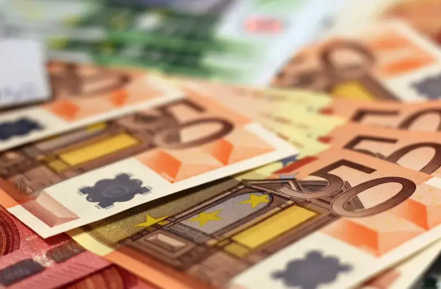 Το ειδικό βοήθημα των 200 ευρώ από τη ΔΥΠΑ πιστώνεται αυτή την εβδομάδα στους λογαριασμούς χιλιάδων δικαιούχων, αποτελώντας μια σημαντική οικονομική ενίσχυση για τους ανέργους που προσπαθούν να ανταποκριθούν στις αυξημένες υποχρεώσεις της μεταπασχαλινής περιόδου. Αν η τακτική σας επιδότηση έληξε πρόσφατα ή αν ανήκετε σε ειδικές κοινωνικές ομάδες, οι πληρωμές που ολοκληρώνονται μέχρι αύριο, Παρασκευή 17 Απριλίου, αφορούν την κάλυψη των αναγκών σας, καθώς η ΔΥΠΑ επιταχύνει τις διαδικασίες για την εκταμίευση των κονδυλίων που αφορούν το δεύτερο δεκαήμερο του μήνα.