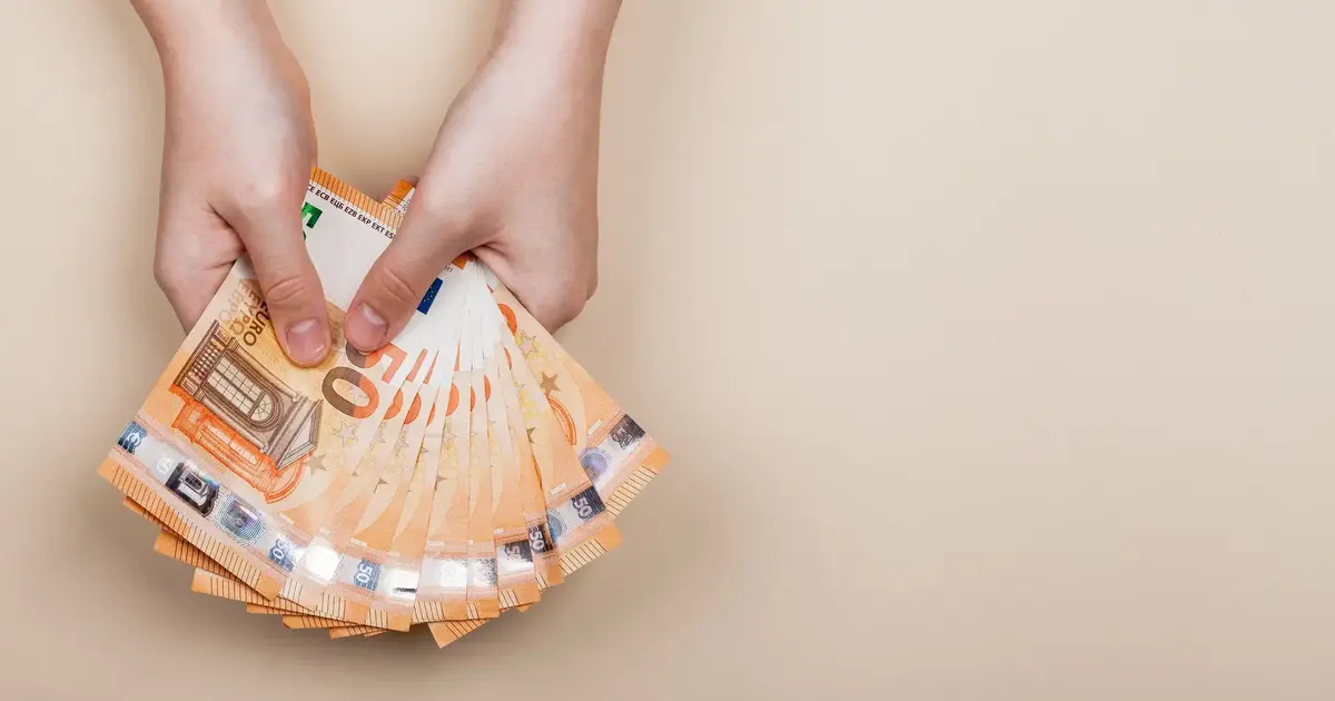 Το επίδομα των 300 ευρώ της ΔΥΠΑ (πρώην ΟΑΕΔ) δεν είναι ένα κλασικό βοήθημα ανεργίας, αλλά ένα «μπόνους» επιβράβευσης για όσους καταφέρνουν να επιστρέψουν στην αγορά εργασίας. Το δικαιούνται οι μακροχρόνια άνεργοι που αναζητούν ενεργά εργασία και καταρτίζουν Ψηφιακό Ατομικό Σχέδιο Δράσης, με την προϋπόθεση ότι δεν έχουν λάβει τη συγκεκριμένη παροχή στο παρελθόν.