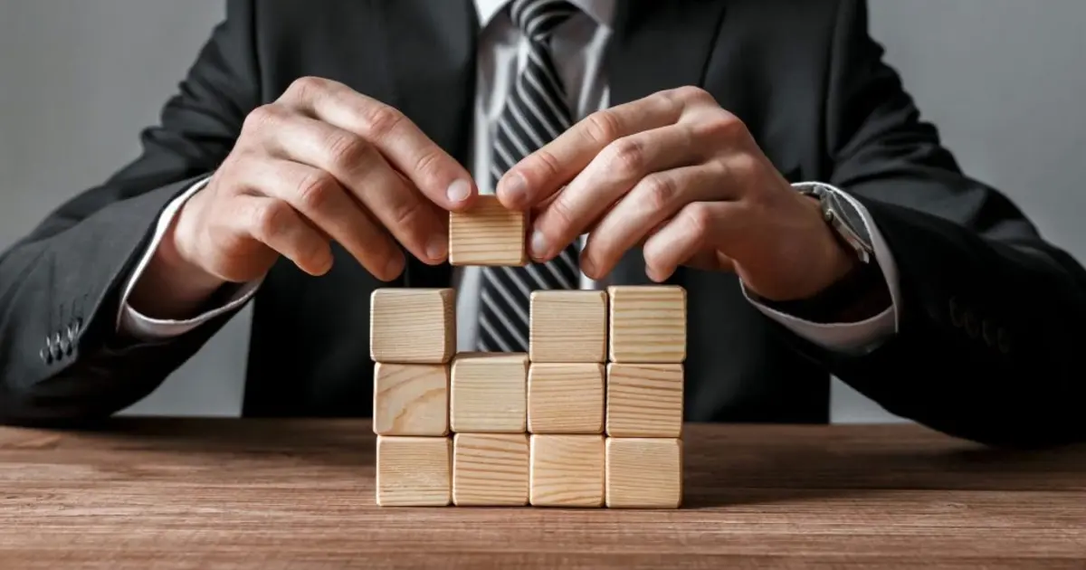 Η μεγάλη αναμονή για χιλιάδες νέους που σχεδιάζουν το δικό τους ξεκίνημα στην αγορά εργασίας φαίνεται πως πλησιάζει στο τέλος της, καθώς η ΔΥΠΑ (πρώην ΟΑΕΔ) προετοιμάζει το νέο πρόγραμμα επιδότησης για την ίδρυση επιχειρήσεων από ανέργους. Σύμφωνα με τον τρέχοντα προγραμματισμό και τις τελευταίες πληροφορίες, η νέα πρόσκληση αναμένεται να «τρέξει» μέσα στο επόμενο διάστημα, στοχεύοντας στην ενίσχυση της νεανικής επιχειρηματικότητας με ποσά που μπορούν να δώσουν την απαραίτητη ώθηση στα πρώτα βήματα μιας εταιρείας.