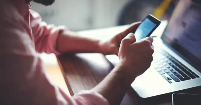 Από σήμερα, 20 Απριλίου 2026, η διαδικασία έχει απλοποιηθεί πλήρως, αρκεί να έχετε εγκαταστήσει την επίσημη εφαρμογή της ΔΥΠΑ στο smartphone σας (iOS ή Android) και να διαθέτετε ενεργούς κωδικούς Taxisnet.