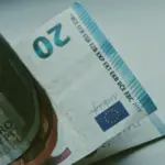 Διαπιστώσατε ότι η πληρωμή από τη ΔΥΠΑ (πρώην ΟΑΕΔ) καθυστερεί ή λάβατε ειδοποίηση ότι το IBAN σας δεν είναι έγκυρο; Μην ανησυχείτε, η διαδικασία διόρθωσης ή επικαιροποίησης του τραπεζικού σας λογαριασμού είναι πλέον απλή, γίνεται εξ ολοκλήρου ψηφιακά και μπορεί να ολοκληρωθεί σε ελάχιστα λεπτά από το κινητό ή τον υπολογιστή σας.