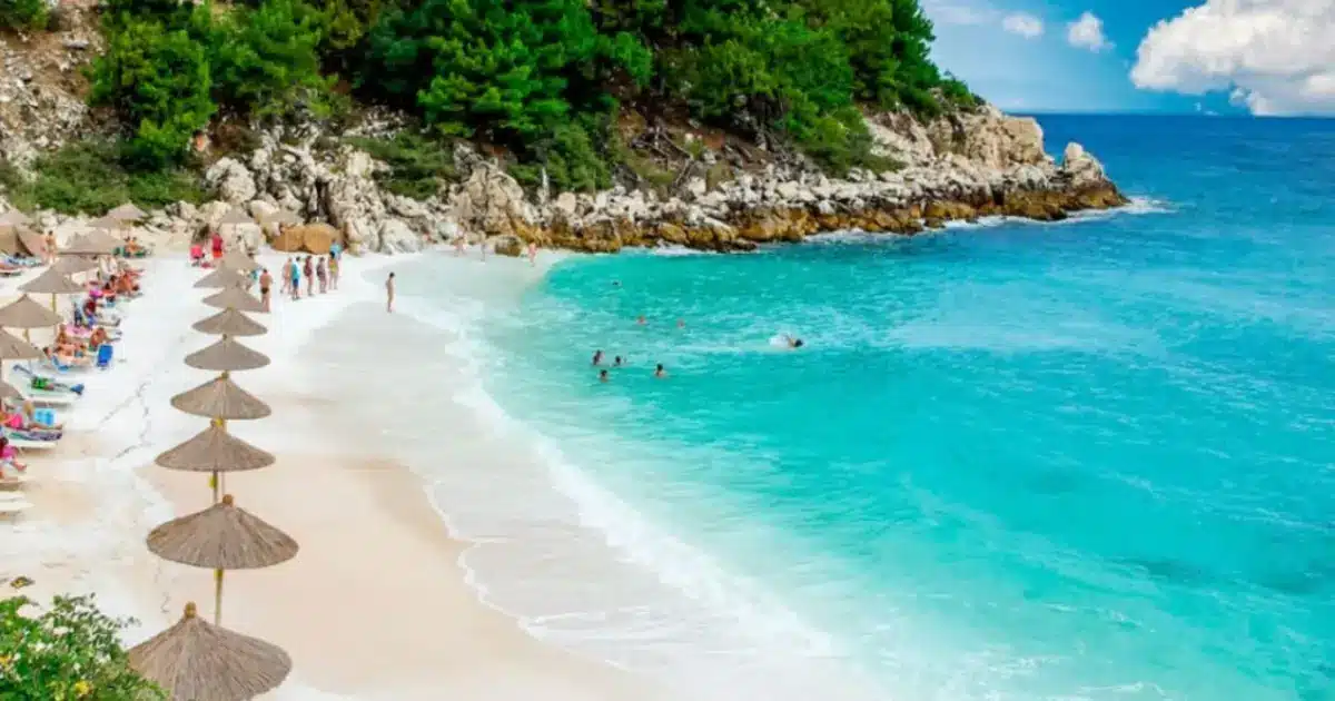 Η διαδικασία για να εξασφαλίσετε τις φετινές διακοπές σας μέσω του προγράμματος Κοινωνικού Τουρισμού της ΔΥΠΑ (πρώην ΟΑΕΔ) ξεκινά με την ηλεκτρονική υποβολή αίτησης στην πλατφόρμα gov.gr, χρησιμοποιώντας αποκλειστικά τους κωδικούς TaxisNet. Το πρόγραμμα προσφέρει έως και 6 διανυκτερεύσεις με πολύ χαμηλή ή μηδενική ιδιωτική συμμετοχή, ενώ σε συγκεκριμένους προορισμούς υψηλής προτεραιότητας η διάρκεια των διακοπών μπορεί να φτάσει έως και τις 12 διανυκτερεύσεις εντελώς δωρεάν.