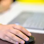 Το ραντεβού με εργασιακό σύμβουλο της ΔΥΠΑ μέσω τηλεδιάσκεψης κλείνεται πλέον αποκλειστικά μέσα από την πλατφόρμα myDYPAlive, χρησιμοποιώντας τους προσωπικούς σας κωδικούς Taxisnet, για να αποφύγετε την αναμονή στα τοπικά υποκαταστήματα (ΚΠΑ2). Η διαδικασία έχει απλοποιηθεί σημαντικά το 2026, επιτρέποντας στους ανέργους και τις επιχειρήσεις να λαμβάνουν εξατομικευμένη καθοδήγηση από την οθόνη του υπολογιστή ή του κινητού τους.