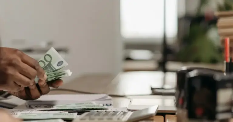 Η επιδότηση μετακίνησης από τη ΔΥΠΑ (πρώην ΟΑΕΔ) αποτελεί μια ανάσα για χιλιάδες ανέργους που βρίσκουν δουλειά μακριά από τον τόπο κατοικίας τους, καλύπτοντας έξοδα μετεγκατάστασης και διαβίωσης που συχνά αποτελούν τροχοπέδη για την αποδοχή μιας θέσης εργασίας. Αν βρήκατε μια θέση εργασίας σε άλλη πόλη ή ακόμα και σε άλλη περιφέρεια, το πρόγραμμα «Επιταγή Μετεγκατάστασης» μπορεί να σας στηρίξει οικονομικά, καλύπτοντας τις πρώτες βασικές ανάγκες της νέας σας αρχής.