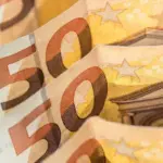 Το έκτακτο βοήθημα των 250 ευρώ από τη ΔΥΠΑ (πρώην ΟΑΕΔ) αφορά τους μακροχρόνια ανέργους που πληρούν συγκεκριμένα εισοδηματικά και χρονικά κριτήρια, και η καταβολή του γίνεται αυτόματα στους λογαριασμούς των δικαιούχων χωρίς να απαιτείται νέα αίτηση, εφόσον τα στοιχεία τους είναι επικαιροποιημένα στο ψηφιακό μητρώο.