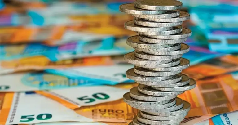 Αν αναρωτιέστε αν είστε ανάμεσα στους δικαιούχους και ποια είναι η διαδικασία για να δείτε τα χρήματα στην τράπεζα, θα πρέπει να γνωρίζετε ότι για τη συγκεκριμένη παροχή δεν απαιτείται η υποβολή νέας αίτησης, καθώς η επιλογή γίνεται αυτόματα μέσα από τα ψηφιακά μητρώα της ΔΥΠΑ με βάση συγκεκριμένα εισοδηματικά και χρονικά κριτήρια.