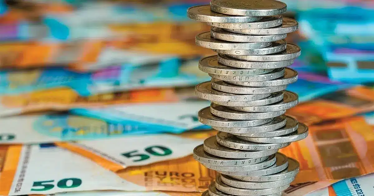 Αν αναρωτιέστε αν είστε ανάμεσα στους δικαιούχους και ποια είναι η διαδικασία για να δείτε τα χρήματα στην τράπεζα, θα πρέπει να γνωρίζετε ότι για τη συγκεκριμένη παροχή δεν απαιτείται η υποβολή νέας αίτησης, καθώς η επιλογή γίνεται αυτόματα μέσα από τα ψηφιακά μητρώα της ΔΥΠΑ με βάση συγκεκριμένα εισοδηματικά και χρονικά κριτήρια.