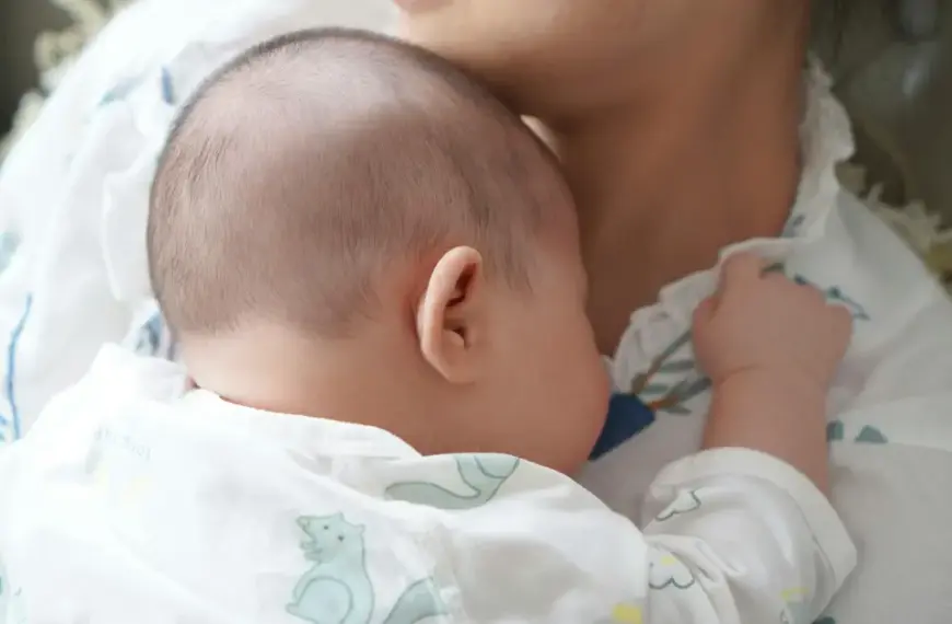 Η διαδικασία για να λάβετε το επίδομα μητρότητας της ΔΥΠΑ αν είστε αυτοαπασχολούμενη, ελεύθερη επαγγελματίας ή αγρότισσα έχει αλλάξει ριζικά, επιτρέποντάς σας πλέον να εισπράττετε τον κατώτατο μισθό για εννέα ολόκληρους μήνες. Αν αναρωτιέστε πώς θα κάνετε την αίτηση, ποιες είναι οι προϋποθέσεις και τι ποσά θα δείτε στον λογαριασμό σας, οι απαντήσεις βρίσκονται στην ψηφιακή πλατφόρμα της ΔΥΠΑ, η οποία πλέον εξισώνει τα δικαιώματα των μητέρων του ιδιωτικού τομέα με εκείνα των γυναικών που διατηρούν τη δική τους επιχείρηση ή ασκούν ελεύθερο επάγγελμα.