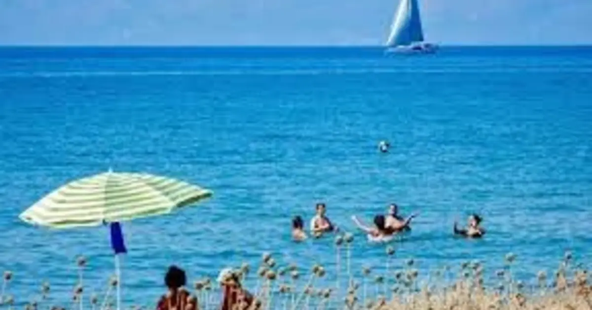 Το ποσό των 500 ευρώ αφορά συγκεκριμένες κατηγορίες πολιτών, όπως τα Άτομα με Αναπηρία (ΑμεΑ), ενώ για τους υπόλοιπους δικαιούχους τα ποσά διαμορφώνονται ανάλογα με την οικογενειακή και κοινωνική τους κατάσταση.