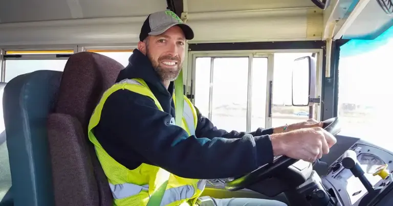 Η διαδικασία για να εξασφαλίσετε μια θέση στο νέο πρόγραμμα της ΔΥΠΑ που αφορά την κατάρτιση και την πιστοποίηση οδηγών λεωφορείων και φορτηγών ξεκινά με την ηλεκτρονική υποβολή της αίτησης στην ψηφιακή πύλη του δημοσίου (gov.gr), χρησιμοποιώντας τους κωδικούς TaxisNet. Το πρόγραμμα αυτό δεν προσφέρει μόνο δωρεάν εκπαίδευση, αλλά και την απαραίτητη οικονομική ενίσχυση μέσω εκπαιδευτικού επιδόματος, καλύπτοντας ένα τεράστιο κενό που παρατηρείται σήμερα στην αγορά εργασίας.