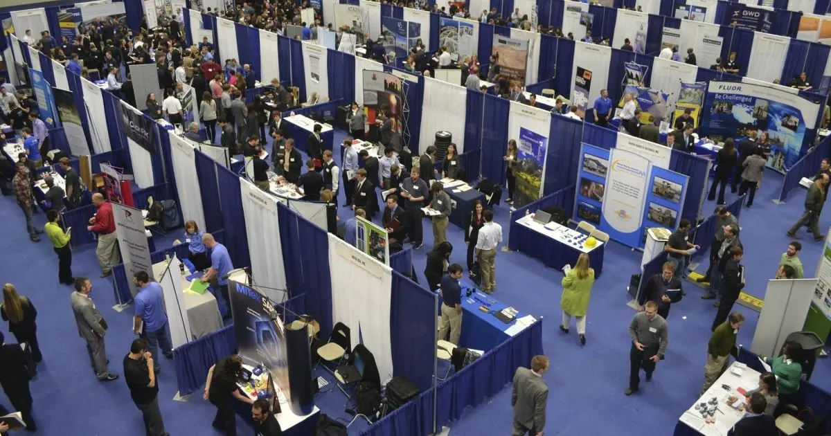 Η διαδικασία για να λάβετε μέρος στις δωρεάν Ημέρες Καριέρας της ΔΥΠΑ που ξεκινούν σήμερα είναι απλή και γίνεται αποκλειστικά μέσω της ψηφιακής πλατφόρμας της υπηρεσίας, όπου μπορείτε να κλείσετε το ραντεβού σας για τις δια ζώσης ή διαδικτυακές συναντήσεις με τους εργοδότες. Το μόνο που χρειάζεται να έχετε μαζί σας είναι ένα ενημερωμένο βιογραφικό σημείωμα και τη διάθεση να συζητήσετε απευθείας με εκπροσώπους μεγάλων επιχειρήσεων που αναζητούν προσωπικό αυτή τη στιγμή.