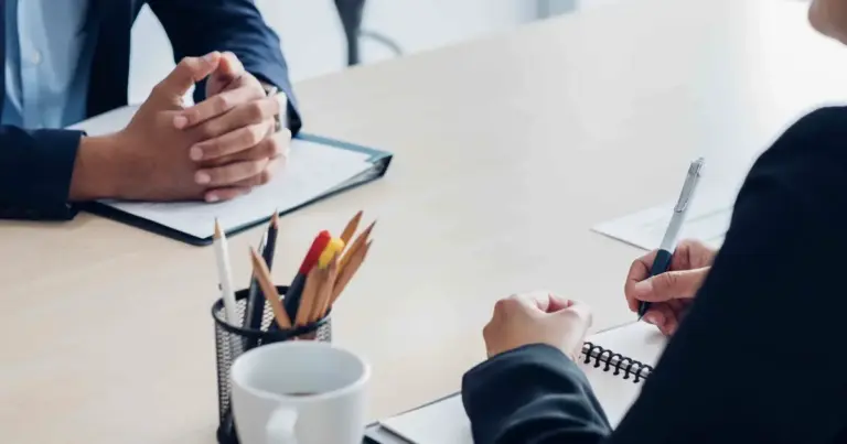 Η δημιουργία και η σωστή διαχείριση του ψηφιακού προφίλ στη ΔΥΠΑ (πρώην ΟΑΕΔ) δεν είναι πλέον μια τυπική υποχρέωση για το επίδομα, αλλά το «κλειδί» που ξεκλειδώνει τη σύνδεσή σας με χιλιάδες θέσεις εργασίας που δεν φτάνουν ποτέ στα γνωστά sites αγγελιών. Αν αναρωτιέστε πώς θα σταματήσετε να στέλνετε βιογραφικά στο «κενό» και πώς θα κάνετε τους εργοδότες να σας βρουν εκείνοι, η απάντηση βρίσκεται στη νέα ψηφιακή πλατφόρμα της Δημόσιας Υπηρεσίας Απασχόλησης.