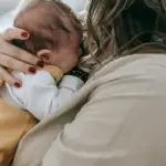 Η ειδική παροχή προστασίας της μητρότητας για τις ελεύθερες επαγγελματίες, τις αυτοαπασχολούμενες και τις αγρότισσες καταβάλλεται πλέον κανονικά για διάστημα 9 μηνών, με το συνολικό ποσό που εισπράττει η μητέρα να αγγίζει τα 7.470 ευρώ (βάσει του τρέχοντος κατώτατου μισθού των 830 ευρώ). Το μέτρο αυτό, που εξίσωσε τα δικαιώματα των μητέρων του ιδιωτικού τομέα με εκείνα των ελευθέρων επαγγελματιών, εφαρμόζεται πλήρως , προσφέροντας μια σημαντική οικονομική ανάσα κατά την κρίσιμη περίοδο μετά τον τοκετό.