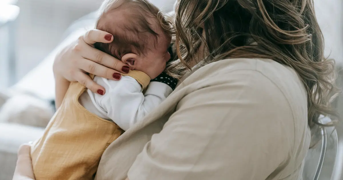 Η ειδική παροχή προστασίας της μητρότητας για τις ελεύθερες επαγγελματίες, τις αυτοαπασχολούμενες και τις αγρότισσες καταβάλλεται πλέον κανονικά για διάστημα 9 μηνών, με το συνολικό ποσό που εισπράττει η μητέρα να αγγίζει τα 7.470 ευρώ (βάσει του τρέχοντος κατώτατου μισθού των 830 ευρώ). Το μέτρο αυτό, που εξίσωσε τα δικαιώματα των μητέρων του ιδιωτικού τομέα με εκείνα των ελευθέρων επαγγελματιών, εφαρμόζεται πλήρως , προσφέροντας μια σημαντική οικονομική ανάσα κατά την κρίσιμη περίοδο μετά τον τοκετό.