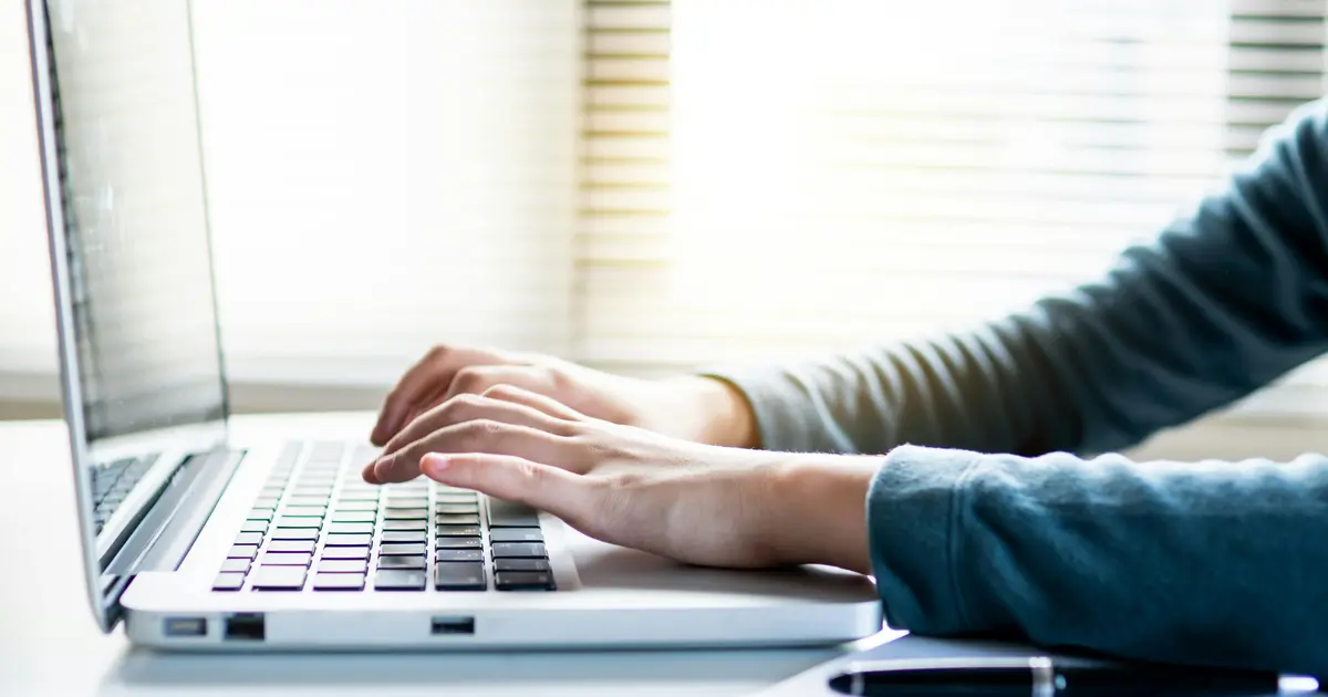 Οι δικαιούχοι των νέων προγραμμάτων της ΔΥΠΑ που ξεκινούν τη Δευτέρα έχουν πλέον τη δυνατότητα να διεκδικήσουν θέσεις σε επιδοτούμενα προγράμματα κατάρτισης και να υποβάλουν αιτήσεις για ενισχύσεις που αφορούν τόσο την επανένταξη στην αγορά εργασίας όσο και τη στήριξη συγκεκριμένων κοινωνικών ομάδων. Η εβδομάδα που ξεκινά θεωρείται «ορόσημο» για χιλιάδες ανέργους, καθώς ανοίγει ο δρόμος για τις αιτήσεις σε δράσεις που συνδυάζουν την απόκτηση νέων δεξιοτήτων με την καταβολή εκπαιδευτικών επιδομάτων που μπορούν να φτάσουν ακόμα και τα 1.000 ευρώ, ανάλογα με τη διάρκεια της παρακολούθησης.