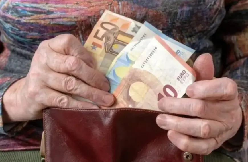 Για να λάβετε το πλήρες ποσό της εθνικής σύνταξης, το οποίο σήμερα ανέρχεται στα 426,17 ευρώ, απαιτούνται τουλάχιστον 20 έτη ασφάλισης και 40 χρόνια διαμονής στην Ελλάδα. Αν έχετε συμπληρώσει 15 έτη ασφάλισης, που είναι και το ελάχιστο όριο για τη θεμελίωση δικαιώματος, το ποσό ξεκινά από τα 383,55 ευρώ και κλιμακώνεται ανά έτος μέχρι να φτάσει στο ανώτατο επίπεδο στη συμπλήρωση της εικοσαετίας.