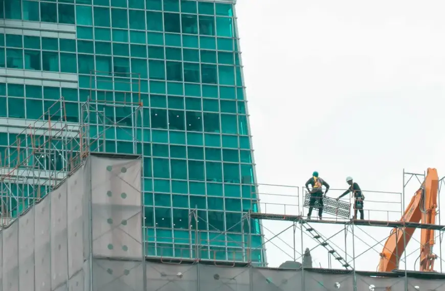 Σήμερα, Πέμπτη 16 Απριλίου, πραγματοποιείται η μεγάλη πληρωμή για το αδειοδωρόσημο Πάσχα 2026 από τον ΕΦΚΑ, με τα χρήματα να πιστώνονται στους τραπεζικούς λογαριασμούς χιλιάδων εργατοτεχνιτών οικοδόμων σε όλη τη χώρα. Αν εργάζεστε στον κατασκευαστικό κλάδο και περιμένατε αυτή την οικονομική ενίσχυση για τις ημέρες των εορτών, η διαδικασία πίστωσης έχει ήδη ξεκινήσει και το μόνο που χρειάζεται είναι να ελέγξετε το e-banking σας ή το πλησιέστερο ΑΤΜ, καθώς η διοίκηση του φορέα ολοκληρώνει τη μαζική αποστολή των κονδυλίων.