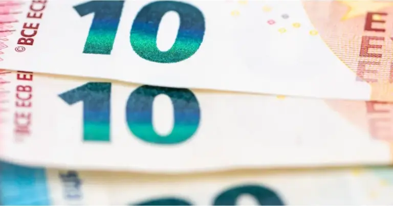 Το νέο αυξημένο επίδομα ανεργίας είναι πλέον γεγονός και οι δικαιούχοι θα δουν τις πρώτες πιστώσεις στους λογαριασμούς τους εντός του Απριλίου 2026. Με τη νέα αναπροσαρμογή που συνδέεται άμεσα με τον κατώτατο μισθό, το βασικό ποσό του επιδόματος διαμορφώνεται πλέον σε υψηλότερα επίπεδα, προσφέροντας μια ουσιαστική «ανάσα» σε χιλιάδες ανέργους που αναζητούν την επόμενη επαγγελματική τους στέγη.