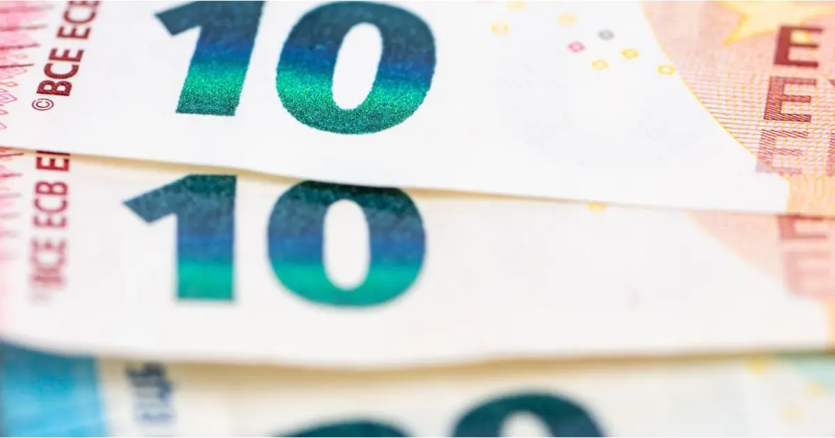 Το νέο αυξημένο επίδομα ανεργίας είναι πλέον γεγονός και οι δικαιούχοι θα δουν τις πρώτες πιστώσεις στους λογαριασμούς τους εντός του Απριλίου 2026. Με τη νέα αναπροσαρμογή που συνδέεται άμεσα με τον κατώτατο μισθό, το βασικό ποσό του επιδόματος διαμορφώνεται πλέον σε υψηλότερα επίπεδα, προσφέροντας μια ουσιαστική «ανάσα» σε χιλιάδες ανέργους που αναζητούν την επόμενη επαγγελματική τους στέγη.