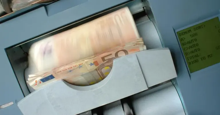 Η καταβολή για το Δώρο Πάσχα 2026 στους επιδοτούμενους ανέργους της ΔΥΠΑ αναμένεται να ξεκινήσει τη Μεγάλη Δευτέρα, 13 Απριλίου, φέρνοντας την απαραίτητη οικονομική ενίσχυση σε χιλιάδες δικαιούχους λίγο πριν τις γιορτές. Μαζί με το δώρο, η Δημόσια Υπηρεσία Απασχόλησης θα προχωρήσει και στην προπληρωμή των τακτικών επιδομάτων ανεργίας, καθώς και της ειδικής παροχής προστασίας μητρότητας, ώστε οι πιστώσεις να έχουν ολοκληρωθεί πριν το κλείσιμο των τραπεζών για το εορταστικό τετραήμερο. Αν είστε εγγεγραμμένοι στα μητρώα και λαμβάνετε επιδότηση, οι επόμενες ημέρες είναι καθοριστικές για τον οικογενειακό σας προγραμματισμό, καθώς οι πληρωμές θα γίνουν μαζικά και αυτόματα, χωρίς να απαιτείται καμία επιπλέον ενέργεια από την πλευρά σας.