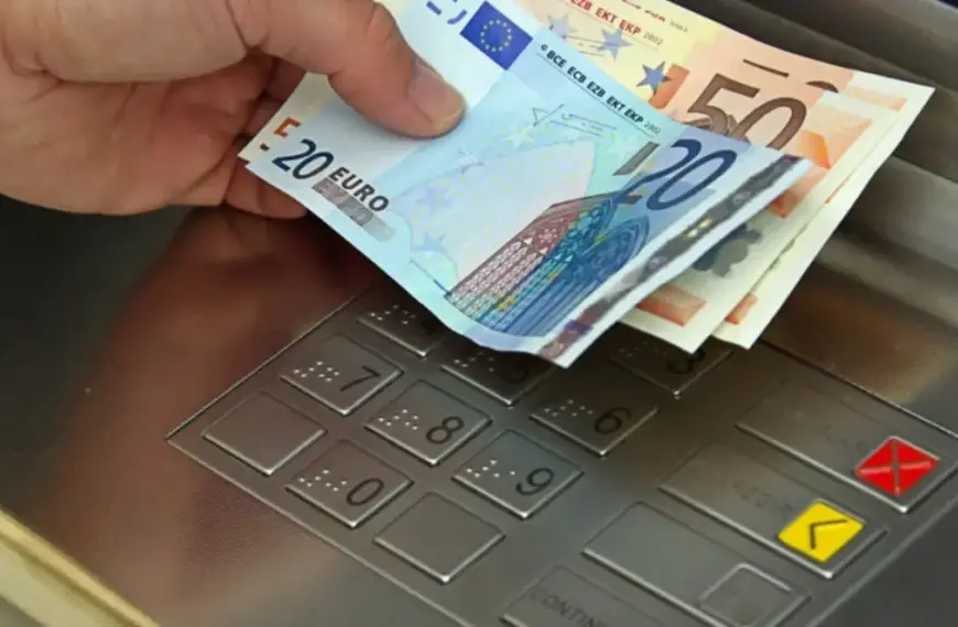 Το ερώτημα που απασχολεί χιλιάδες δικαιούχους είναι ένα: Πόσα χρήματα ακριβώς θα μπουν στον λογαριασμό μου με τις νέες αυξήσεις; Η απάντηση δεν είναι μια απλή οριζόντια αύξηση, καθώς το νέο σύστημα υπολογισμού του επιδόματος ανεργίας συνδέεται πλέον άμεσα με τον προηγούμενο μισθό σας και τα έτη προϋπηρεσίας. Για να βρείτε το τελικό ποσό, θα πρέπει να προσθέσετε στο βασικό ποσό το «μπόνους» που προκύπτει από τις εισφορές που πληρώνατε όσο εργαζόσασταν.