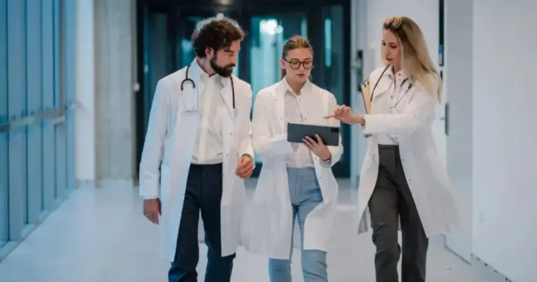 Οι αλλαγές που εφαρμόζονται ήδη από τις αρχές του έτους προβλέπουν τον διπλασιασμό, σε ορισμένες περιπτώσεις, των ποσών για τις λεγόμενες άγονες γραμμές, καθιστώντας τις μετακινήσεις υγειονομικού προσωπικού οικονομικά πιο ελκυστικές.