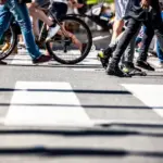 Το επίδομα μακροχρονίως ανέργων, ύψους 200 ευρώ τον μήνα, καταβάλλεται πλέον για 12 συνεχόμενους μήνες σε όσους έχουν εξαντλήσει την τακτική επιδότηση ανεργίας, υπό την προϋπόθεση ότι πληρούν τα νέα αυστηρά εισοδηματικά κριτήρια που ισχύουν για το 2026. Η είδηση για χιλιάδες δικαιούχους είναι ότι η ψηφιακή κάρτα εργασίας και το νέο σύστημα διασταυρώσεων της ΔΥΠΑ επιταχύνουν τις εγκρίσεις, αρκεί η αίτηση να υποβληθεί εντός της προβλεπόμενης δίμηνης προθεσμίας από τη λήξη της πρώτης επιδότησης.