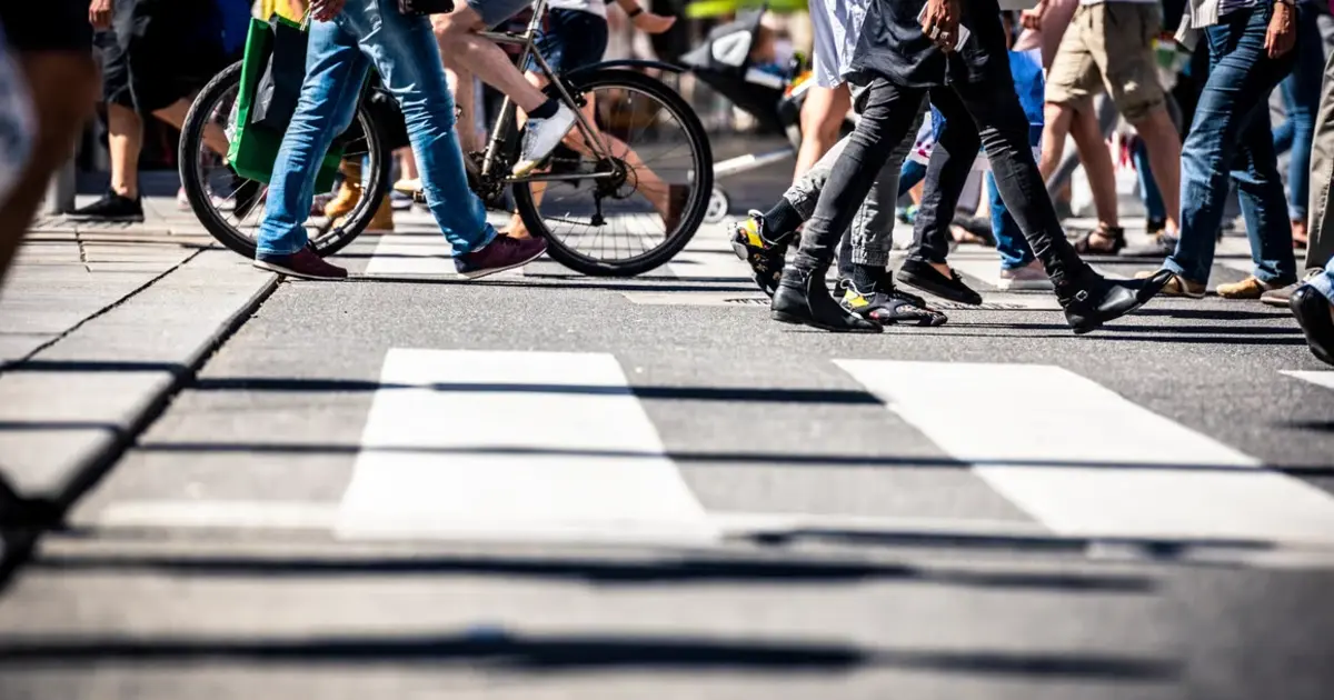 Το επίδομα μακροχρονίως ανέργων, ύψους 200 ευρώ τον μήνα, καταβάλλεται πλέον για 12 συνεχόμενους μήνες σε όσους έχουν εξαντλήσει την τακτική επιδότηση ανεργίας, υπό την προϋπόθεση ότι πληρούν τα νέα αυστηρά εισοδηματικά κριτήρια που ισχύουν για το 2026. Η είδηση για χιλιάδες δικαιούχους είναι ότι η ψηφιακή κάρτα εργασίας και το νέο σύστημα διασταυρώσεων της ΔΥΠΑ επιταχύνουν τις εγκρίσεις, αρκεί η αίτηση να υποβληθεί εντός της προβλεπόμενης δίμηνης προθεσμίας από τη λήξη της πρώτης επιδότησης.