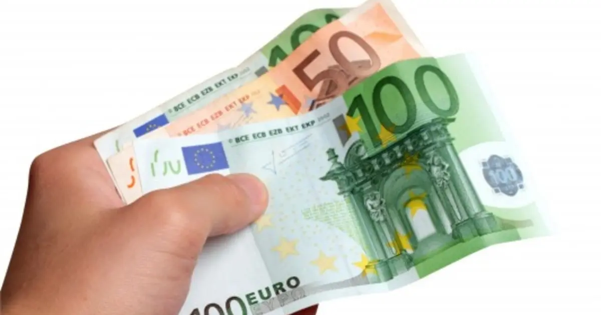 Το επίδομα μακροχρονίως ανέργων καταβάλλεται για 12 μήνες με το ποσό να ορίζεται στα 200 ευρώ μηνιαίως, εφόσον ο δικαιούχος πληροί τις αυστηρές εισοδηματικές προϋποθέσεις και έχει εξαντλήσει την τακτική επιδότηση ανεργίας.