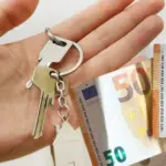 Οι αναπληρωτές εκπαιδευτικοί που υπηρετούν σε περιοχές μακριά από τη μόνιμη κατοικία τους δικαιούνται επίδομα στεγαστικής συνδρομής ή παροχή δωρεάν στέγασης, εφόσον πληρούν συγκεκριμένα εισοδηματικά και κοινωνικά κριτήρια που ορίζει το Υπουργείο Παιδείας και οι κατά τόπους δήμοι. Η επιδότηση αυτή αποτελεί μια «ανάσα» για τους χιλιάδες εκπαιδευτικούς που έρχονται αντιμέτωποι με το υψηλό κόστος ενοικίων στις τουριστικές περιοχές και στα νησιά.