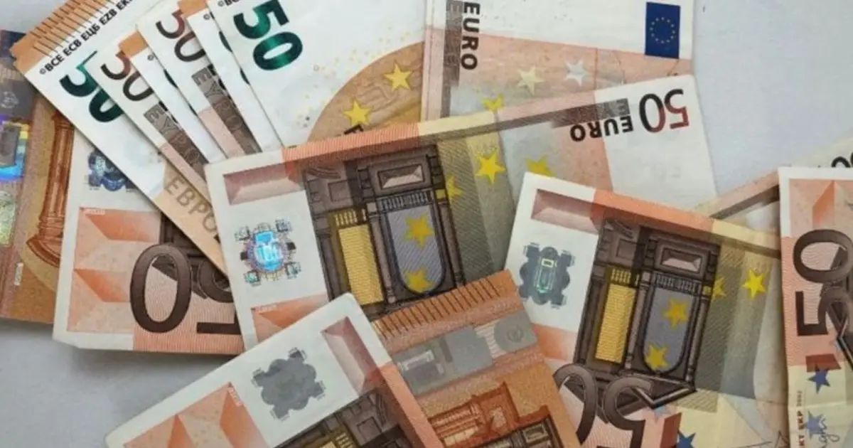 Μέχρι και 15.000 ευρώ μπορούν να διεκδικήσουν οι μικρές επιχειρήσεις που απασχολούν έως 9 άτομα, μέσω του προγράμματος της ΔΥΠΑ για τον ψηφιακό μετασχηματισμό, με τις αιτήσεις να υποβάλλονται αποκλειστικά ηλεκτρονικά. Η δράση αυτή στοχεύει στην ενίσχυση της ανταγωνιστικότητας των πολύ μικρών επιχειρήσεων, καλύπτοντας δαπάνες για εξοπλισμό, λογισμικό και ψηφιακές υπηρεσίες που εκσυγχρονίζουν την καθημερινή τους λειτουργία.
