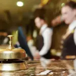 Οι εργαζόμενοι που απασχολούνται σε ξενοδοχειακές επιχειρήσεις εκτός του τόπου μόνιμης κατοικίας τους δικαιούνται, βάσει της ισχύουσας Συλλογικής Σύμβασης Εργασίας, δωρεάν διαμονή και σίτιση, με τις προϋποθέσεις να εξαρτώνται από την κατηγορία του καταλύματος και τη συμφωνία με τον εργοδότη. Με τη σεζόν του 2026 να βρίσκεται ήδη στην αφετηρία της, η ξεκάθαρη γνώση των δικαιωμάτων σας είναι το "κλειδί" για να αποφύγετε αυθαιρεσίες και κρυφές χρεώσεις στον μισθό σας.