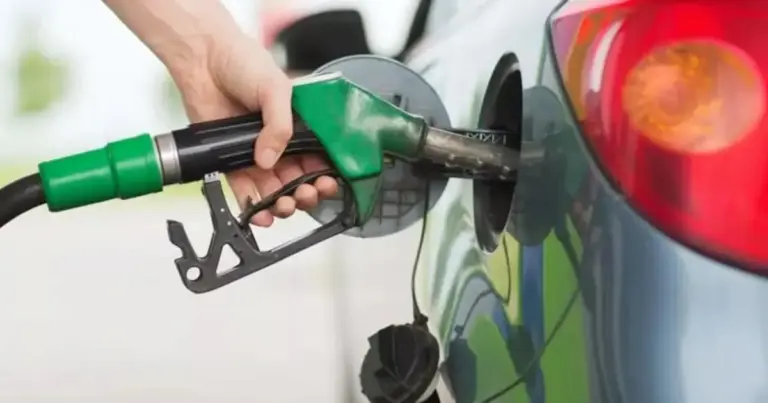 Σύμφωνα με τον προγραμματισμό, η πλατφόρμα για το Fuel Pass 2026 θα τεθεί σε λειτουργία σήμερα, Μεγάλη Δευτέρα 6 Απριλίου, στις 17:00 το απόγευμα. Αν και το σύστημα δεν έχει "ξεκλειδώσει" ακόμα, οι ενδιαφερόμενοι θα πρέπει να έχουν έτοιμους τους κωδικούς TaxisNet για να προλάβουν τις πρώτες πληρωμές.