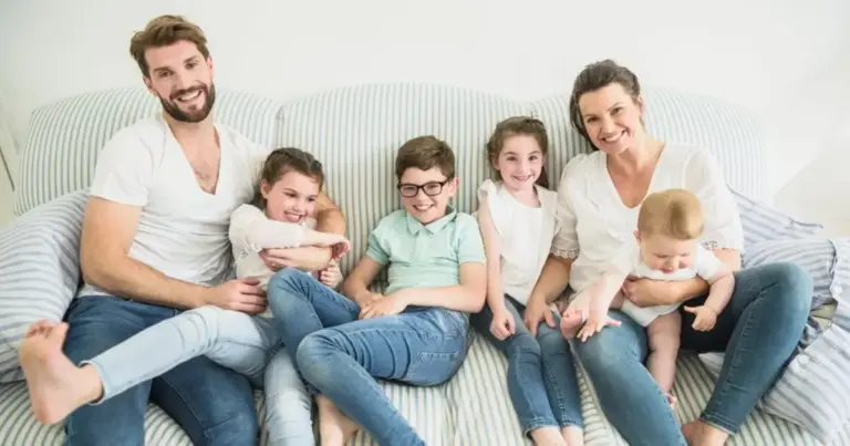 Με τις αλλαγές που ισχύουν σήμερα, 23 Απριλίου 2026, η μοριοδότηση αυτή λειτουργεί προσθετικά στα υπόλοιπα προσόντα (πτυχία, ξένες γλώσσες, εμπειρία), εξασφαλίζοντας στους πολύτεκνους γονείς αλλά και στα τέκνα τους ένα καθοριστικό προβάδισμα στους πίνακες κατάταξης.