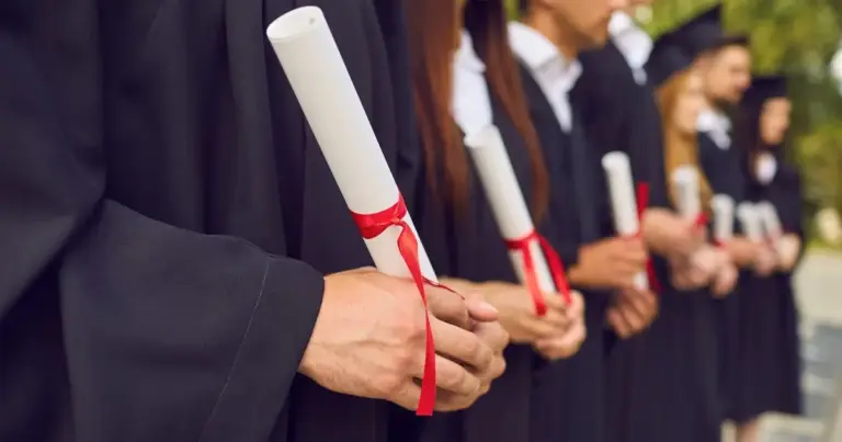 Για τις προκηρύξεις που «τρέχουν» σήμερα, 27 Απριλίου 2026, ο βαθμός του τίτλου σπουδών αποτελεί το βασικό κριτήριο κατάταξης, καθώς προσφέρει έως και 1.100 μόρια στην τελική βαθμολογία του υποψηφίου.