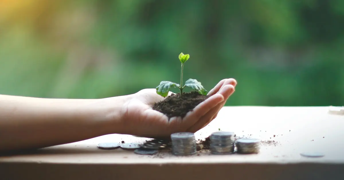 Τα πιστοποιημένα σεμινάρια στην πράσινη οικονομία και τις ψηφιακές δεξιότητες προσφέρουν πλέον έως και 2 μόρια στις προκηρύξεις του ΑΣΕΠ, αποτελώντας το νέο ισχυρό πλεονέκτημα για διορισμούς στο Δημόσιο το 2026. Η στροφή της κυβερνητικής πολιτικής προς την οικολογική μετάβαση και τον ψηφιακό μετασχηματισμό έχει αλλάξει τα δεδομένα, καθώς η κατοχή τέτοιων πιστοποιήσεων δεν θεωρείται πλέον ένα απλό επιπλέον προσόν, αλλά βασικό κριτήριο κατάταξης για χιλιάδες θέσεις ΠΕ, ΤΕ και ΔΕ.