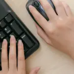 Το πλεονέκτημα της εντοπιότητας στις προκηρύξεις του ΑΣΕΠ το 2026 μεταφράζεται σε 10 έως 20 επιπλέον μόρια ή ακόμα και σε απόλυτη προτεραιότητα στον πίνακα κατάταξης, ανάλογα με τον χαρακτηρισμό της περιοχής ως ορεινή, νησιωτική ή παραμεθόρια. Για να κερδίσετε αυτή την πριμοδότηση, δεν αρκεί πλέον η απλή διαμονή, αλλά απαιτείται η απόδειξη της ιδιότητας του μόνιμου κατοίκου για τουλάχιστον δύο έτη στους συγκεκριμένους δήμους που ορίζει η εκάστοτε προκήρυξη.