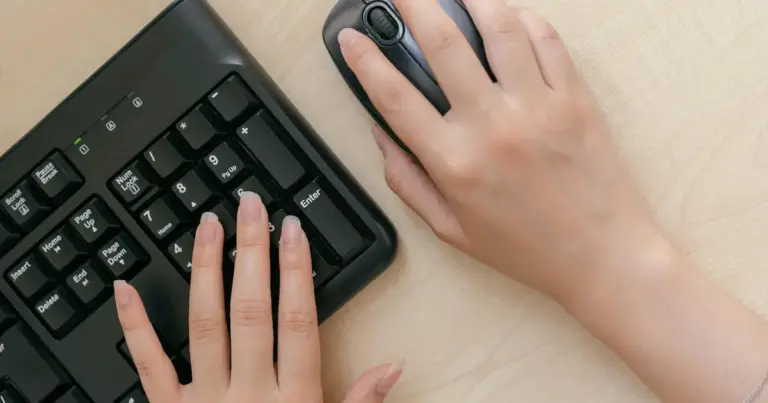 Το πλεονέκτημα της εντοπιότητας στις προκηρύξεις του ΑΣΕΠ το 2026 μεταφράζεται σε 10 έως 20 επιπλέον μόρια ή ακόμα και σε απόλυτη προτεραιότητα στον πίνακα κατάταξης, ανάλογα με τον χαρακτηρισμό της περιοχής ως ορεινή, νησιωτική ή παραμεθόρια. Για να κερδίσετε αυτή την πριμοδότηση, δεν αρκεί πλέον η απλή διαμονή, αλλά απαιτείται η απόδειξη της ιδιότητας του μόνιμου κατοίκου για τουλάχιστον δύο έτη στους συγκεκριμένους δήμους που ορίζει η εκάστοτε προκήρυξη.