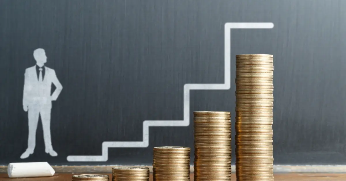 Καθώς ο κατώτατος μισθός έχει αναπροσαρμοστεί, η απόσταση ανάμεσα στην ανειδίκευτη εργασία και τις εξειδικευμένες θέσεις μεγαλώνει, αναδεικνύοντας «νησίδες» υψηλών αμοιβών στον ιδιωτικό τομέα.